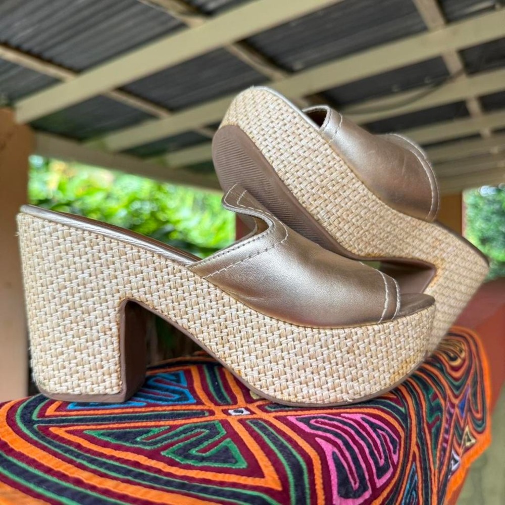 Soleil metallic gold woven platform heels‎ in size 38 (aprox USA 7.5)